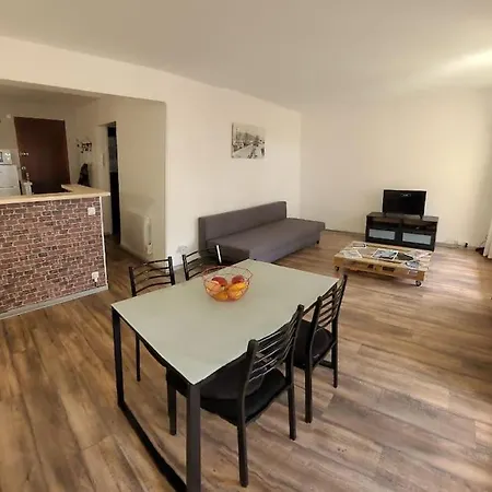 Au Calme, 200m Du Centre T2 Avec Balcon Et Parking Lägenhet *