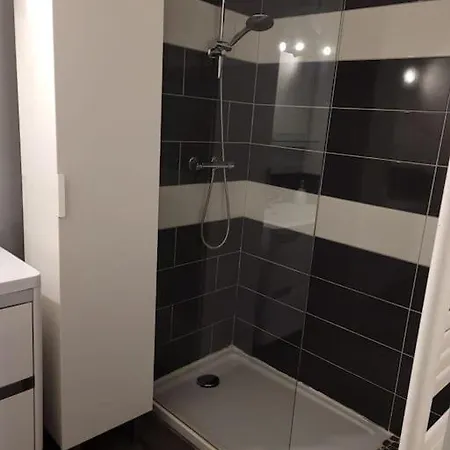 Au Calme, 200m Du Centre T2 Avec Balcon Et Parking *