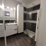 Au Calme, 200m Du Centre T2 Avec Balcon Et Parking *