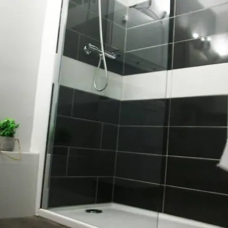 Au Calme, 200m Du Centre T2 Avec Balcon Et Parking *